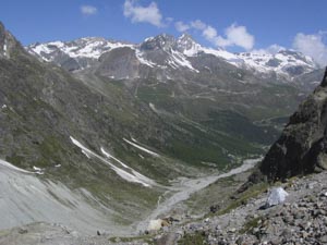 Aussicht unterhalb Plans de Bertol ins Val d’Arolla mit Aiguilles Rouges d’Arolla (3644 m), 7.6.2003