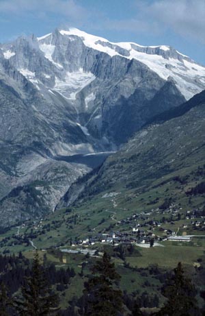 Bellwald mit Gross Wannenhorn (3906 m), Sommer 1981