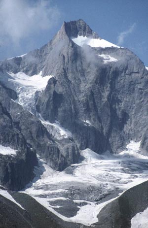 Gross Wannenhorn (3906 m), aufgenommen bei Steineregga auf dem Weg von Bellwald zur Alpe Richinen, Sommer 1981