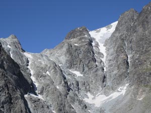 Pointe des Vignettes (3194 m, rechts) mit Cabane des Vignettes (3157 m, links unterhalb) von Plan Bertol (2656 m) aus gesehen, 18.7.2018
