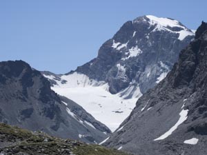 Blick von Plan Bertol (2656 m) auf Mont Brulé (3576 m) mit Haut Glacier d’Arolla und Refuge de Bouquetins (2979 m), 18.7.2018