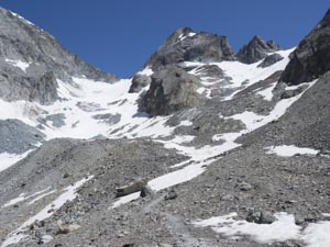 Blick von der Seitenmoräne des Glacier de Bertol (2847 m) auf Col de la Tsa (3303 m), Pointe de Bertol (3499 m) und Cabane de Bertol (3311 m), 18.7.2018