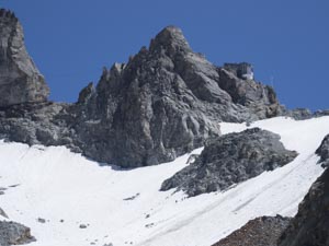 Blick von der Seitenmoräne des Glacier de Bertol (2847 m) auf die Cabane de Bertol (3311 m), 18.7.2018
