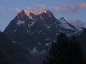Mont Collon (3636 m) vom Grand Hôtel Kurhaus Arolla aus gesehen, 18.7.2018