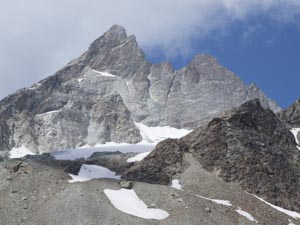 Aiguilles Rouges d’Arolla (3517 m) von der Cabane de Aiguilles Rouges (2814 m) aus gesehen, 19.7.2018