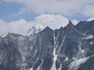 Blick vom Pas de Chèvres (2855 m) auf Dent Blanche (4358 m) und im Vordergrund Pointe de Tsalion (3510 m), Dent de Tsalion (3591 m) und Aiguille de la Tsa (3667 m), 20.7.2018