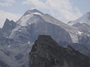 Blick vom Weg zum Meidpass (2789 m) auf Gässispitz (3410 m), Üssers Barrhorn (3610 m) und Meidhorn (2875 m, im Vordergrund), 31.7.2017