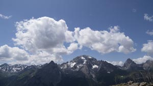 Auf dem Cuolm da Latsch (2295 m) mit Piz Ela (3339 m), Albulatal, Graubünden, 14.7.2019