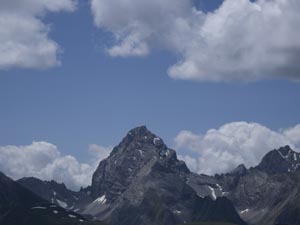 Auf dem Cuolm da Latsch (2295 m) mit Tinzenhorn (3173 m), Albulatal, Graubünden, 14.7.2019