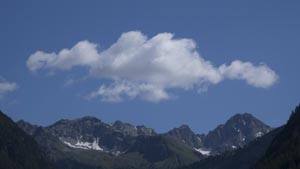 In Bergün (1372 m) mit Piz Bial (3060 m), Albulatal, Graubünden, 16.7.2019