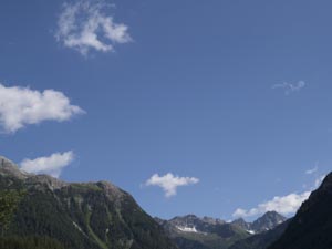 In Bergün (1372 m) mit Piz Bial (3060 m), Albulatal, Graubünden, 16.7.2019
