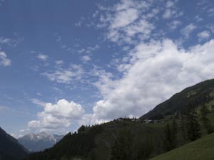 Oberhalb Bergün (1488 m) mit Lenzer Horn (2905 m), Latsch (1588 m) und Cuolm da Latsch (2295 m), Albulatal, Graubünden, 19.7.2019